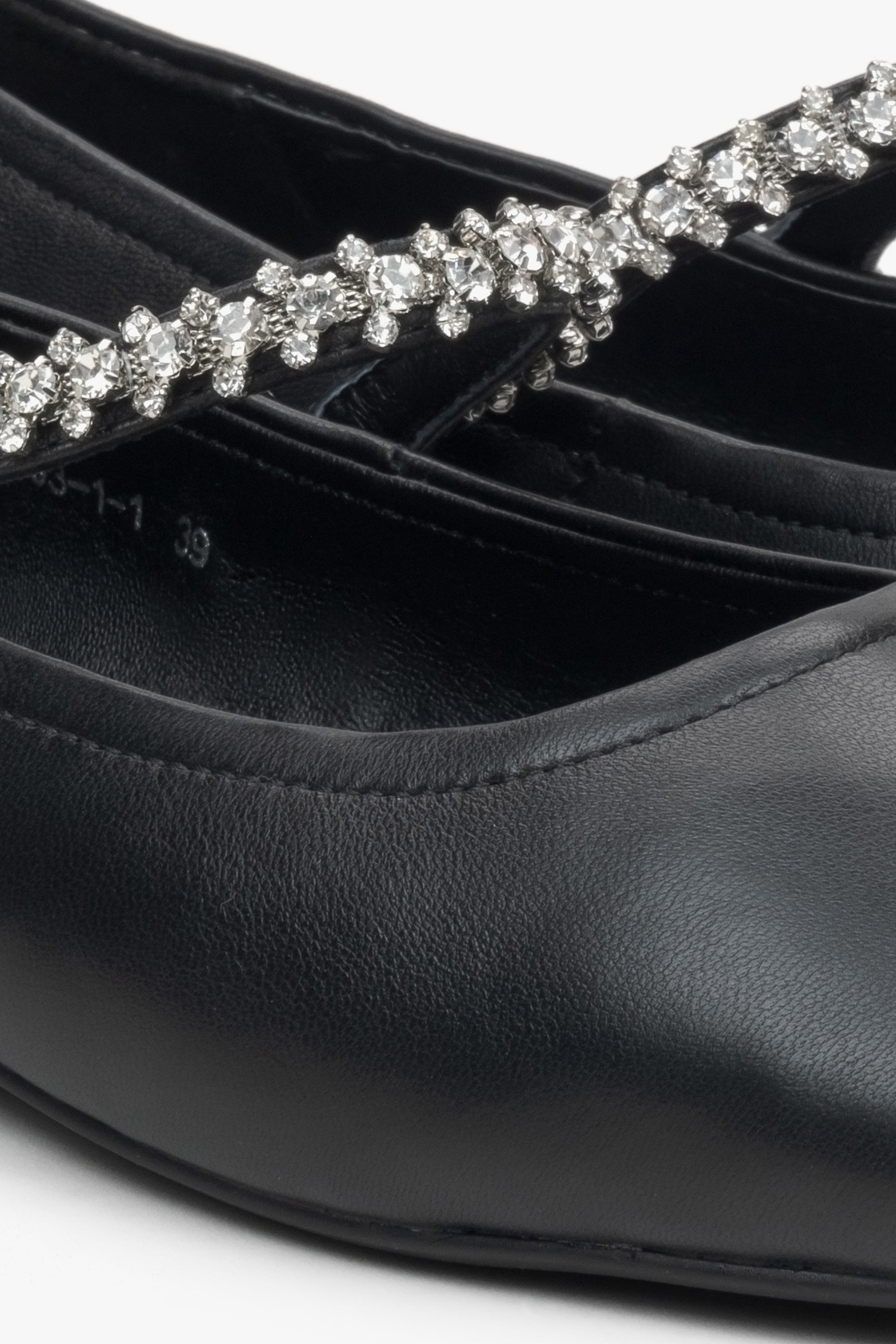 Estro women's black leather ballet flats - close-up on detail.