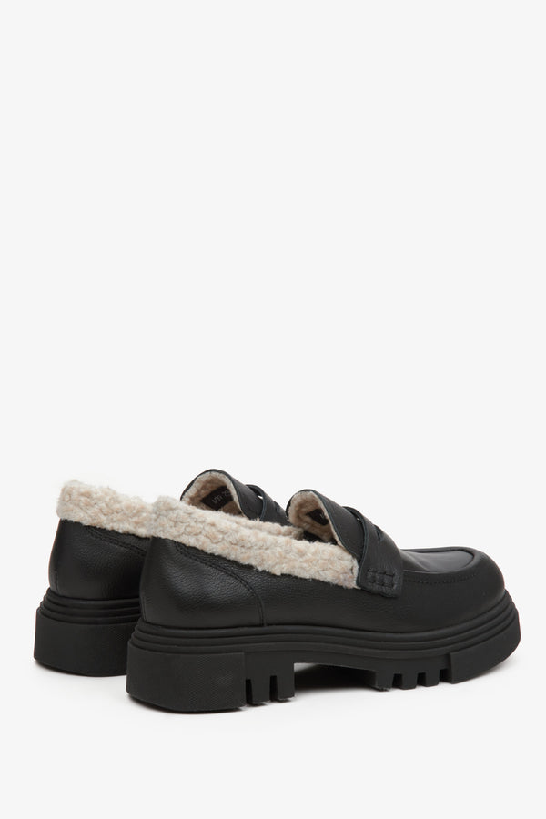 Women's black Estro moccasins with beige insulation - close-up on the heel.