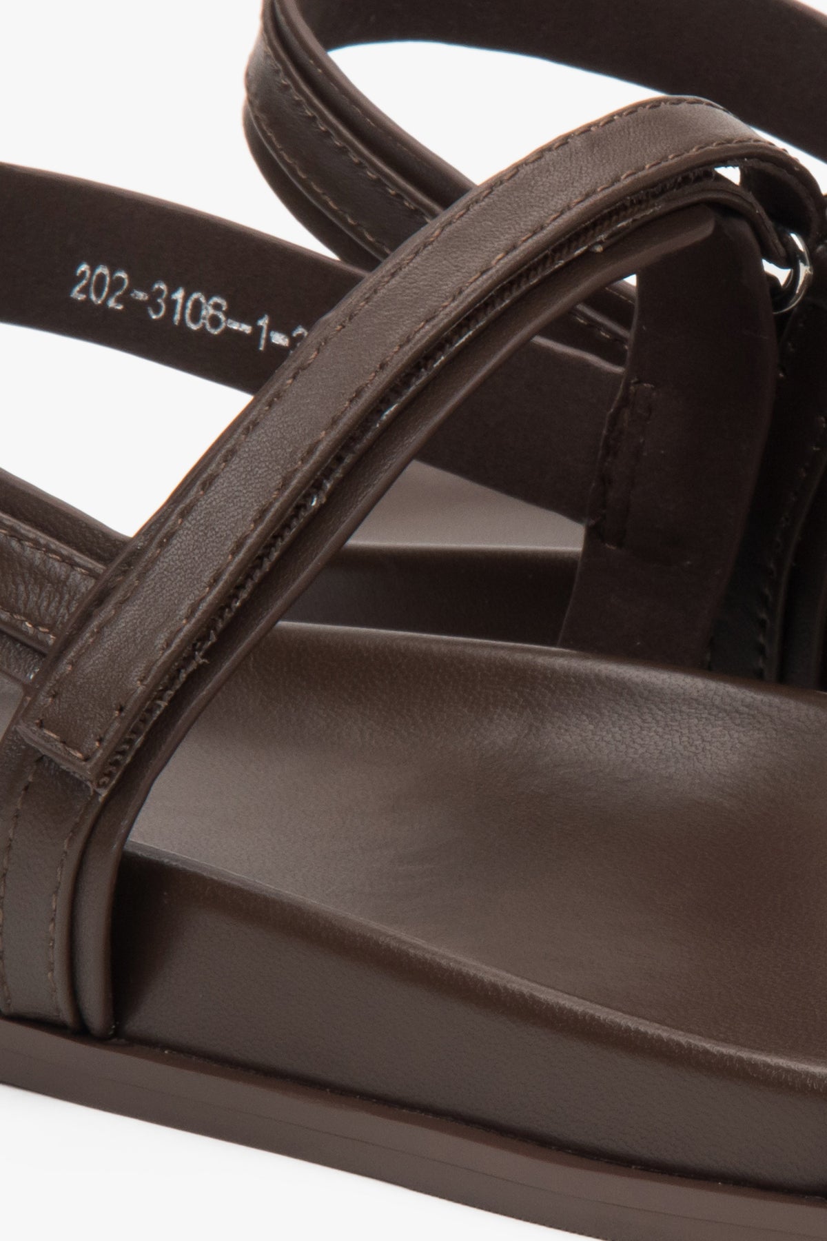 Delicate brown Estro women's sandals, crafted with attention to detail, with thin straps and a flexible sole – close-up of the details.
