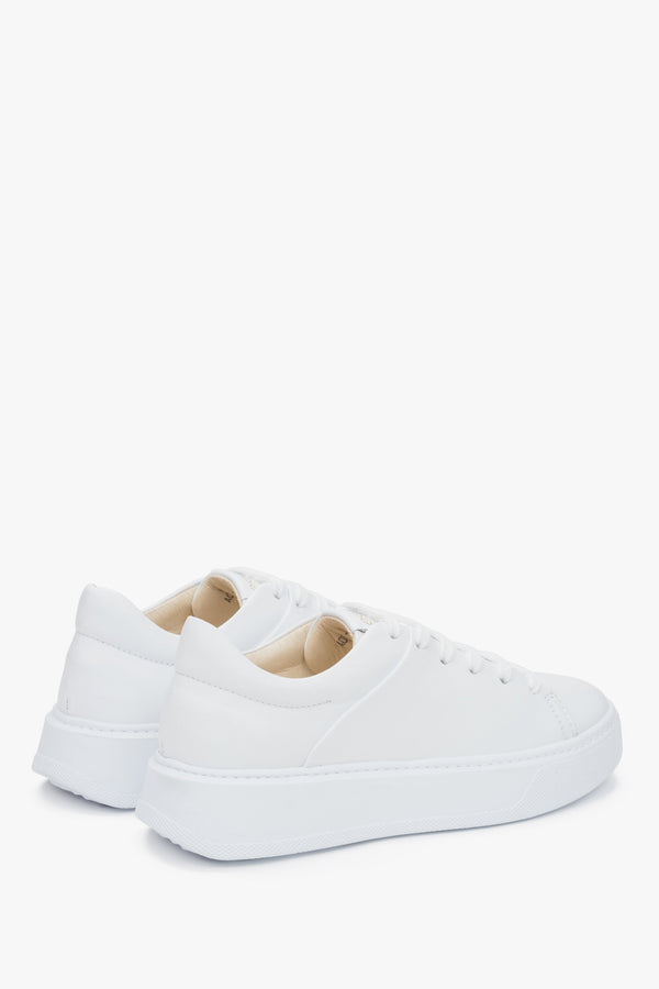 White leather women's sneakers Estro - close-up of the heel and side profile of the shoe.