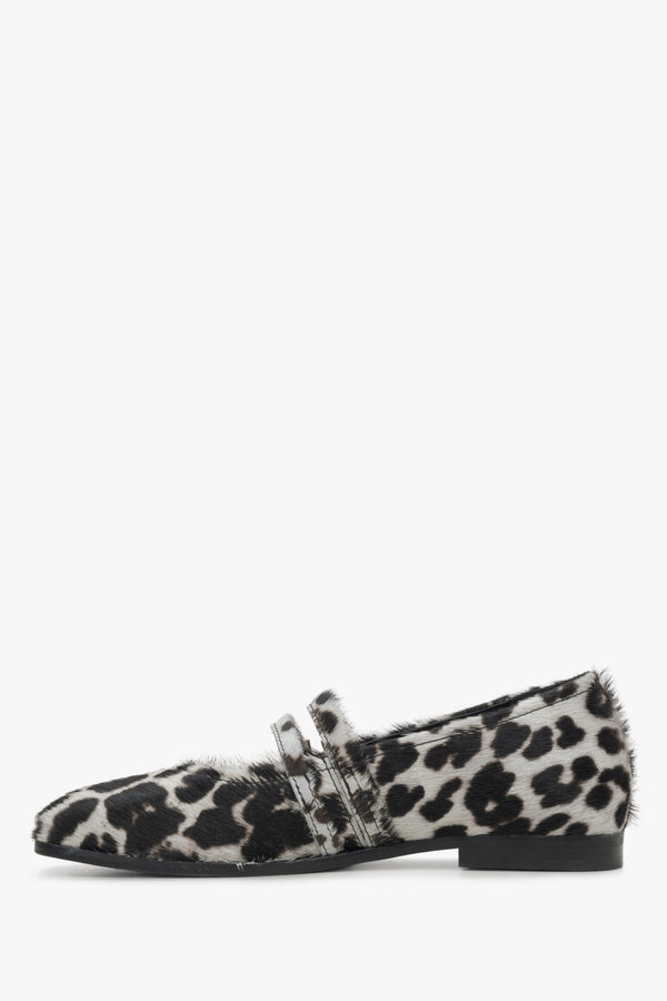 Fluffy women's ballerinas with a leopard print buckle - shoe profile.