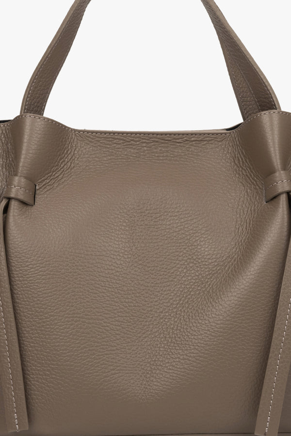 Elegant women's brown handbag by Estro - close-up of the texture of the model.