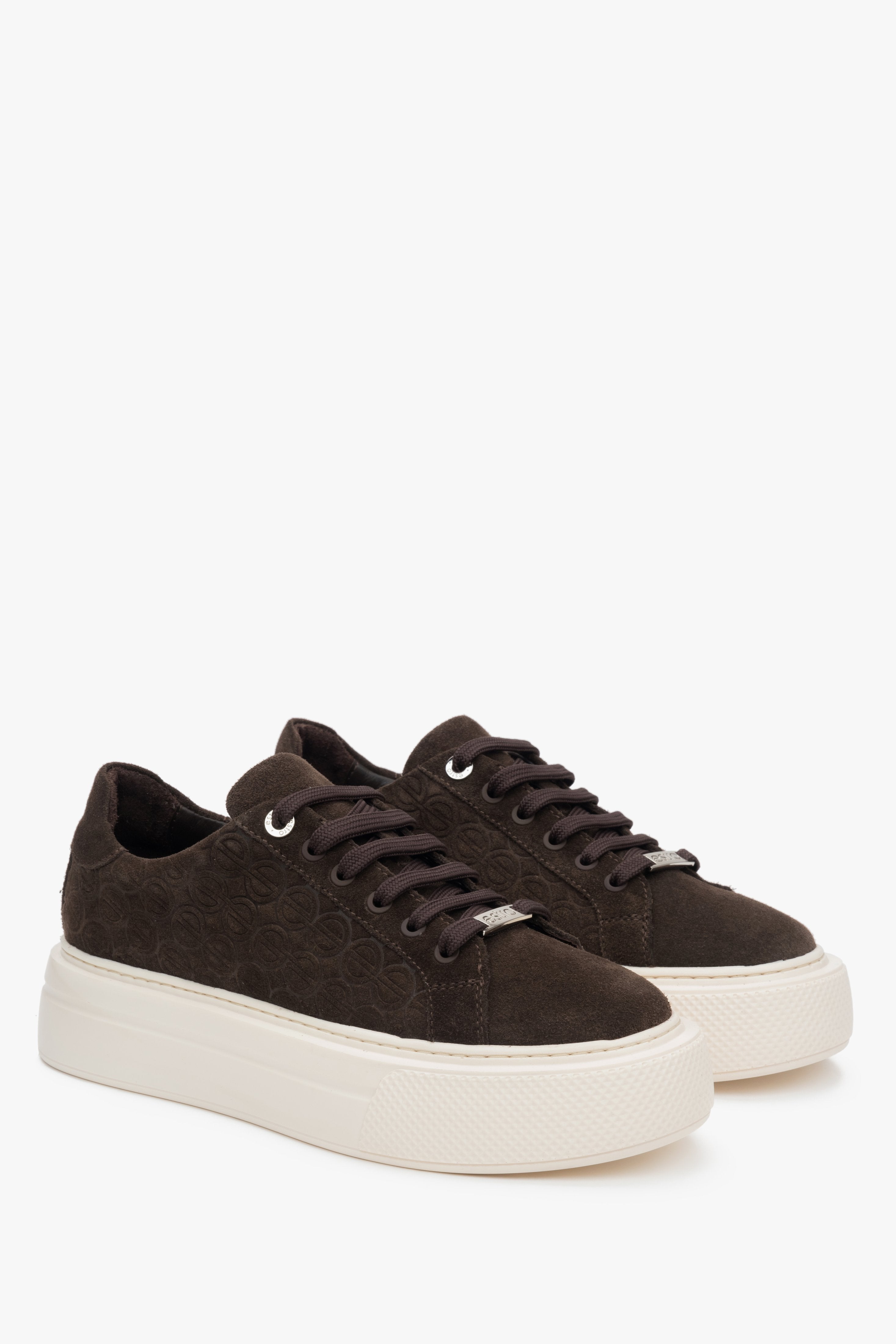 Dark brown sneakers made of natural velour with a chunky sole by Estro.