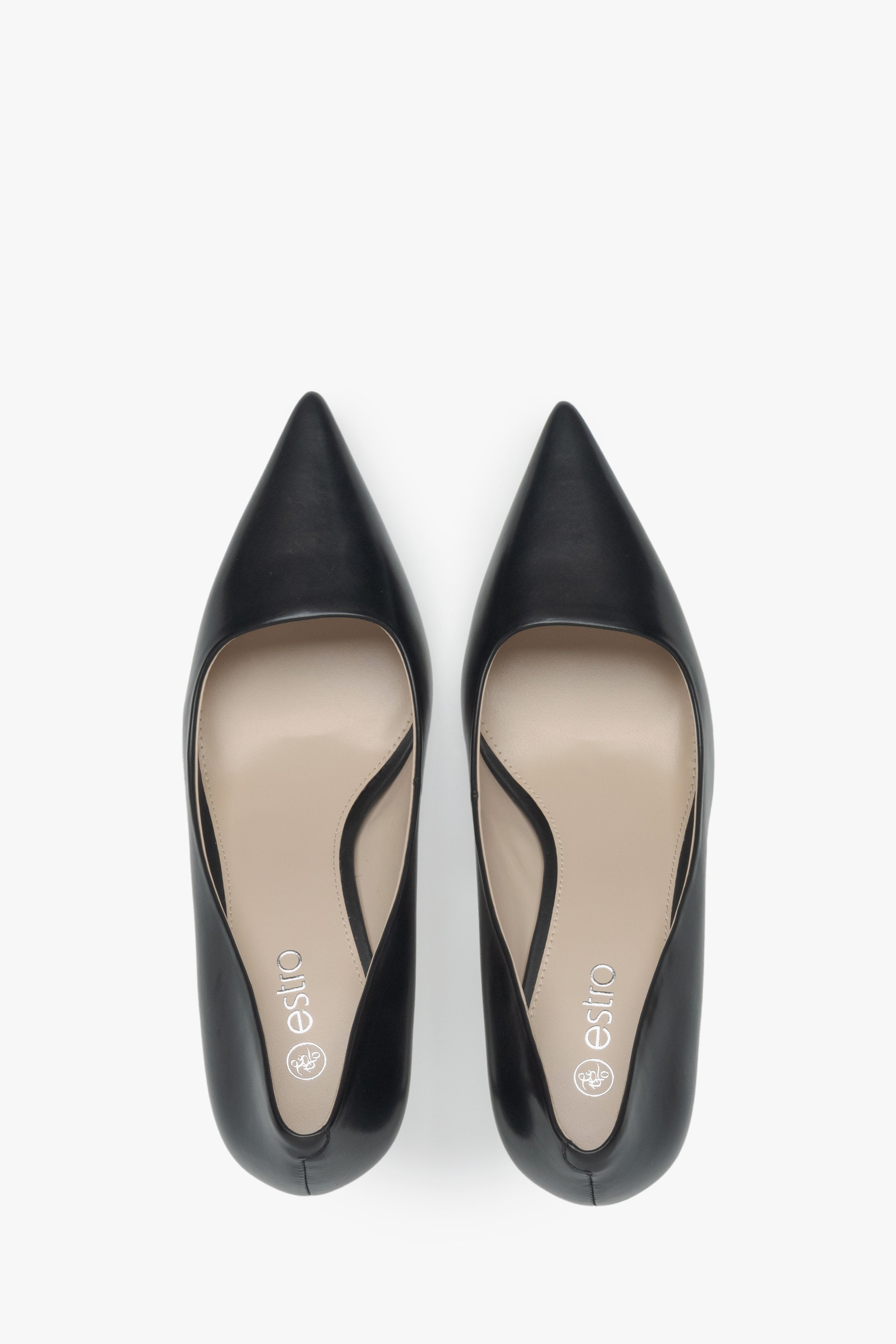 Women's pumps with pointed toe, black colour - top view.