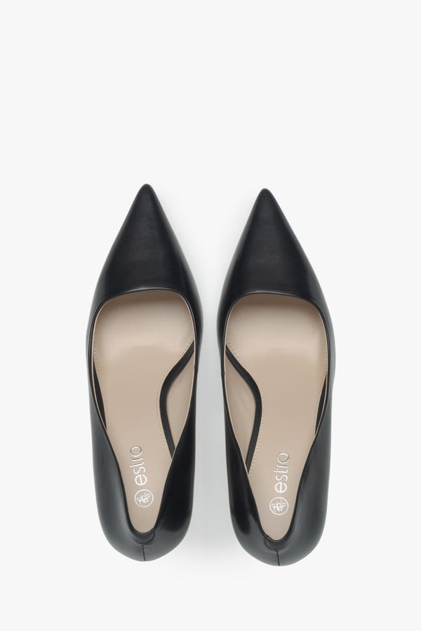 Women's pumps with pointed toe, black colour - top view.