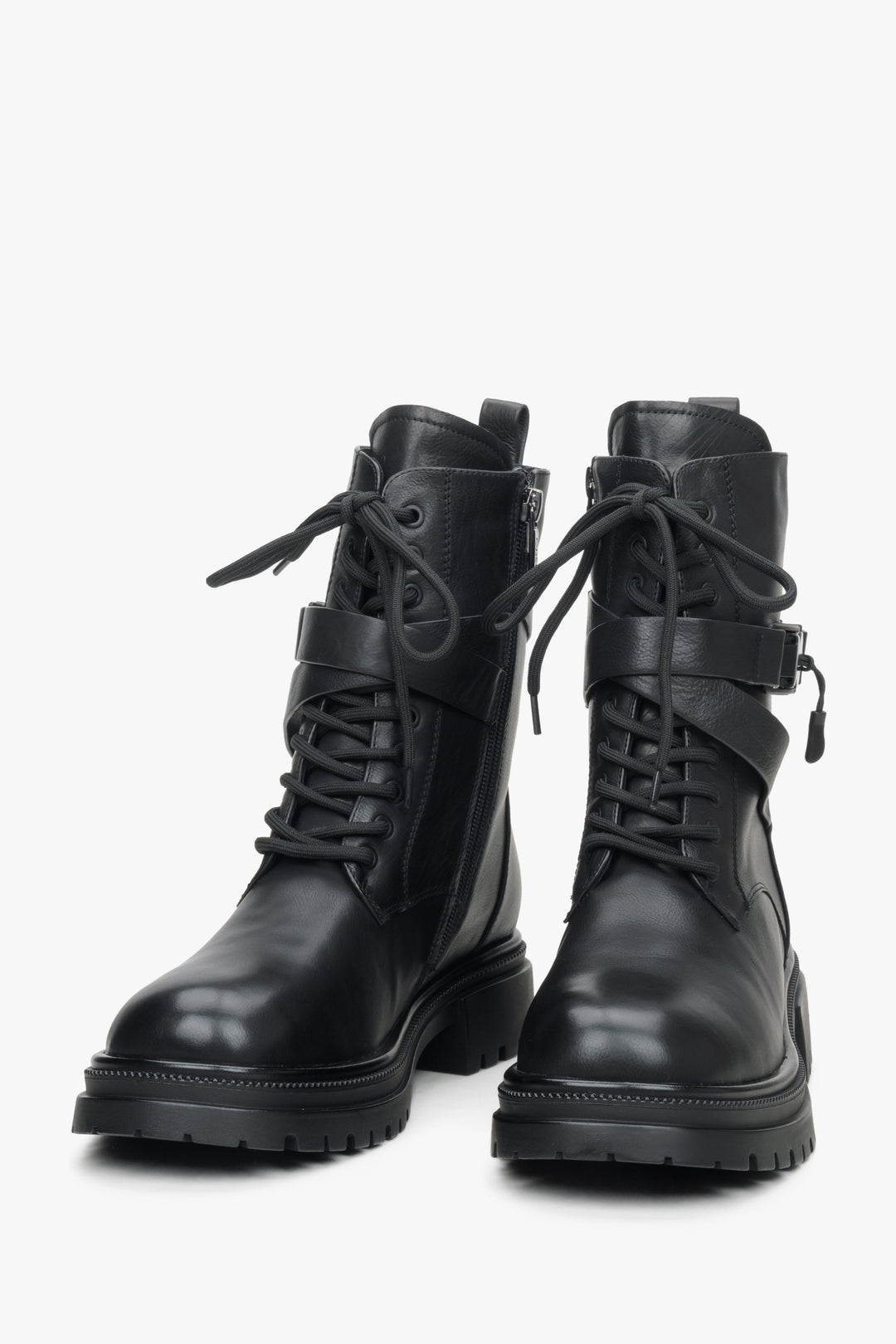 Women's black leather  boots by Estro with winter insulation - presentation of the toe caps.