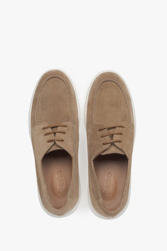 Classic men's derby shoes made of beige velour.