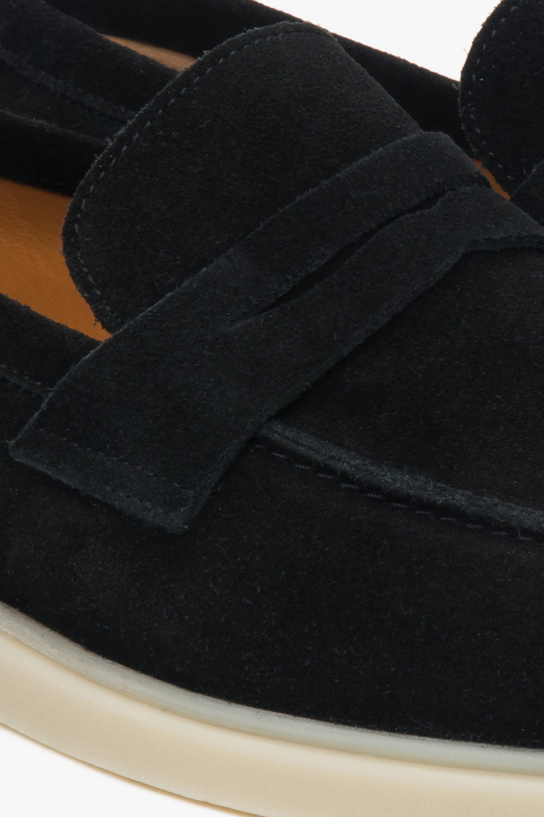 Men's loafers by Estro in a deep black shade – close-up of the details.
