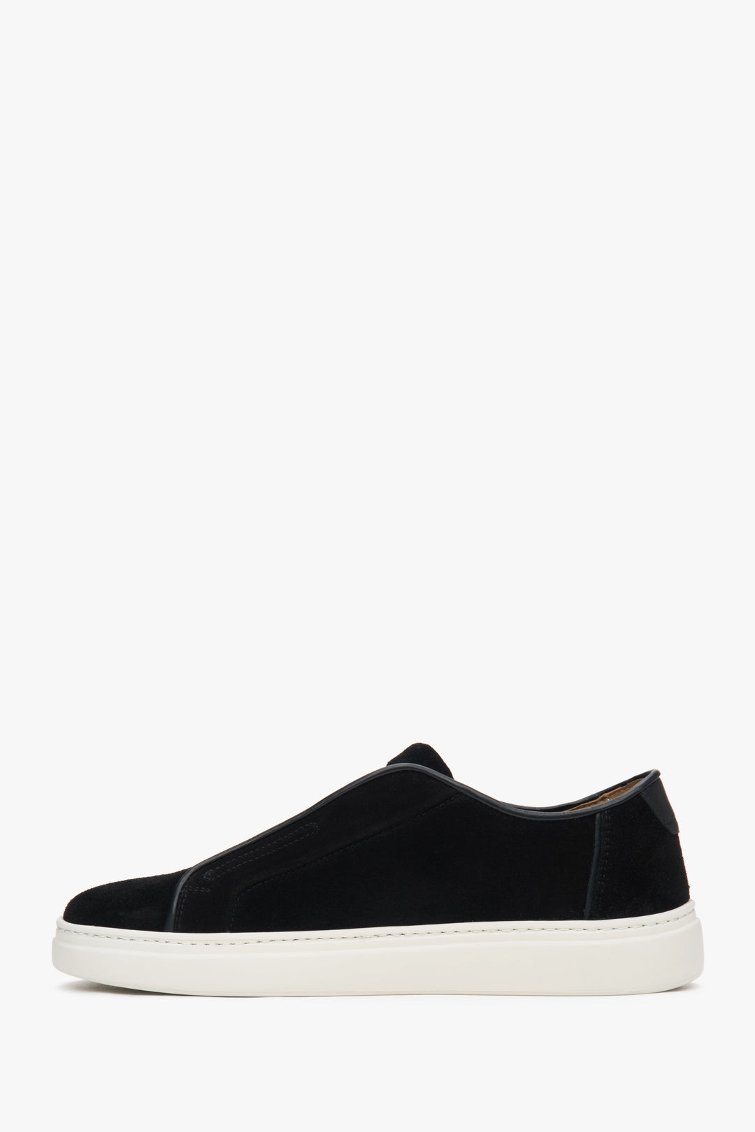 Comfortable black men's sneakers Estro, made of natural Italian velour, providing cushioning with a springy sole.