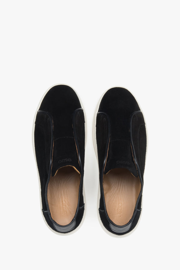 Black sneakers made of natural velour by Estro, ensuring comfort and dynamic movement with a springy sole.
