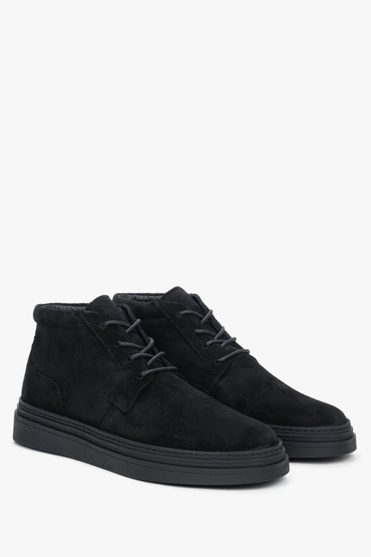Estro men’s black velour ankle boots with a soft texture, short laces, and a lightweight TR sole for maximum comfort.