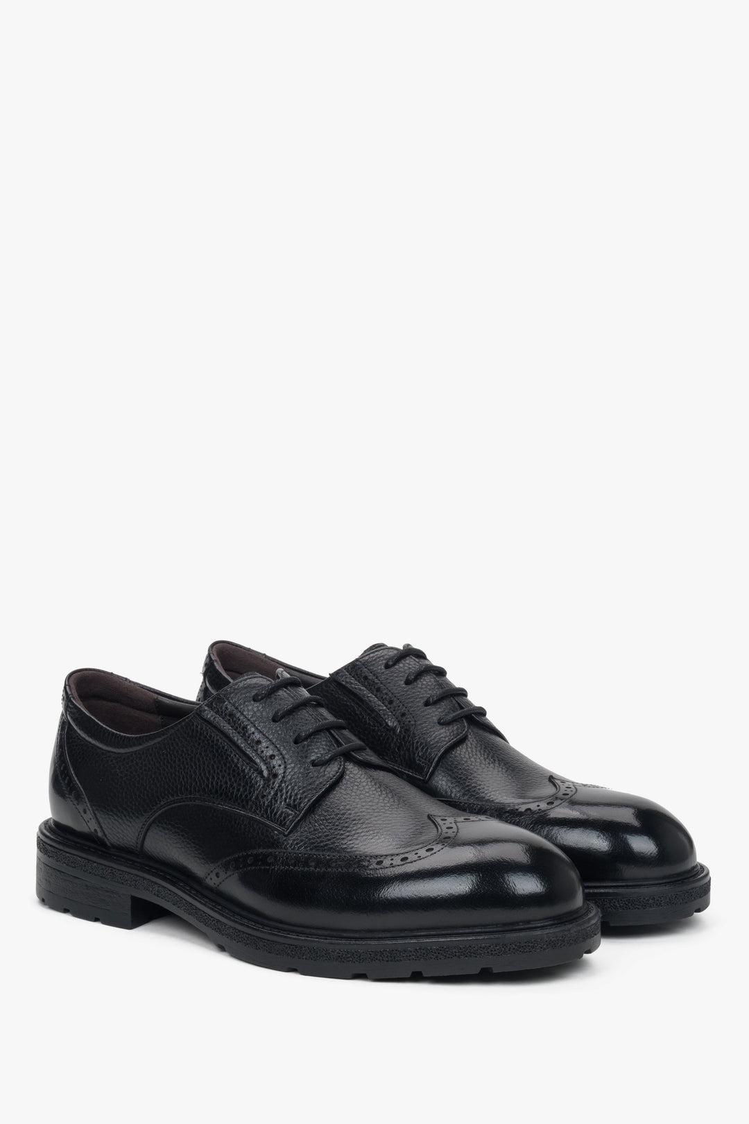 Black men’s brogue shoes by Estro made of genuine leather – elegant and timeless design.