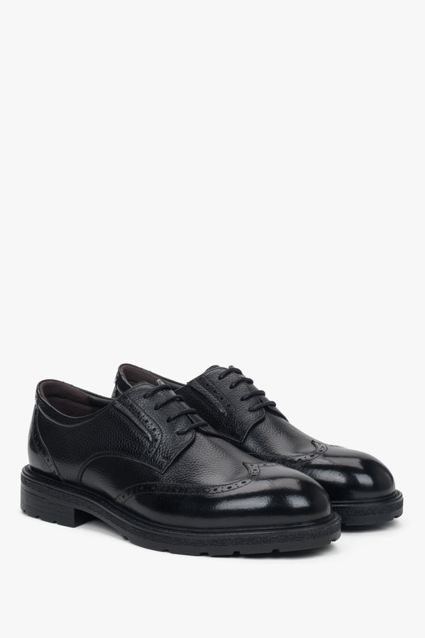 Black men’s brogue shoes by Estro made of genuine leather – elegant and timeless design.