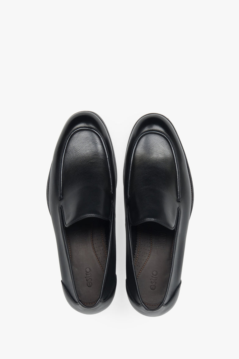 A modern classic from Estro — black leather loafers combining effortless elegance with durable craftsmanship.