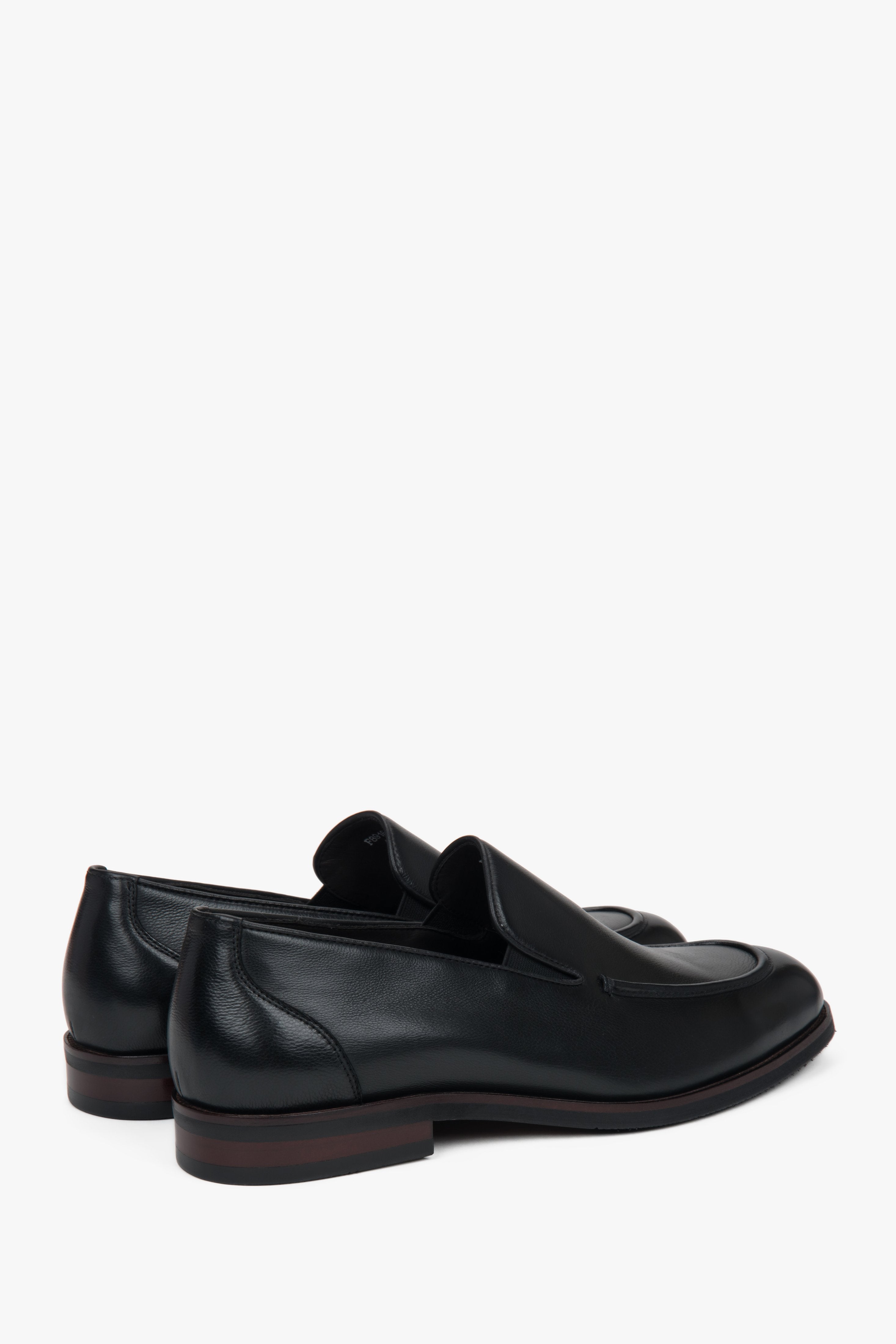 Men's Estro loafers made of 100% genuine leather, featuring a flat heel and smooth lines for a polished, versatile look.