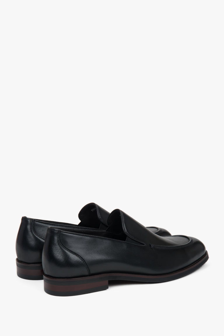 Men's Estro loafers made of 100% genuine leather, featuring a flat heel and smooth lines for a polished, versatile look.