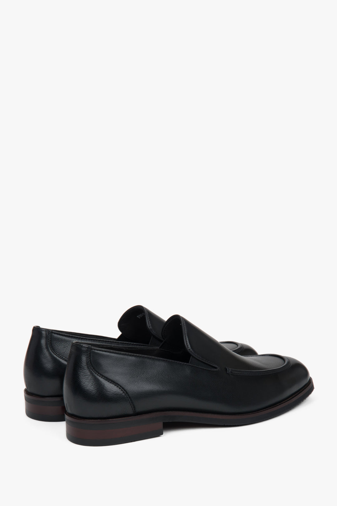 Men's Estro loafers made of 100% genuine leather, featuring a flat heel and smooth lines for a polished, versatile look.