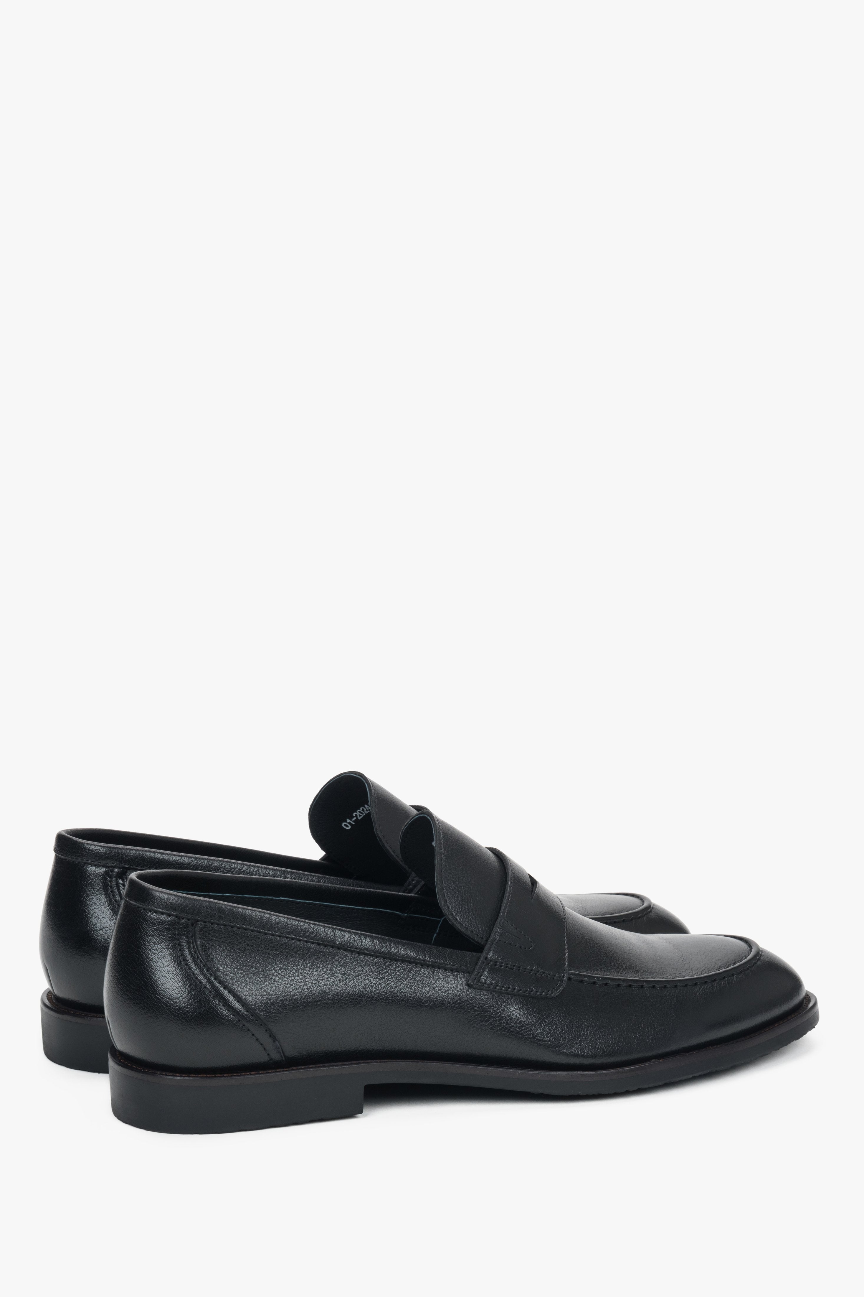 Made of genuine leather, black classic men’s loafers Estro.