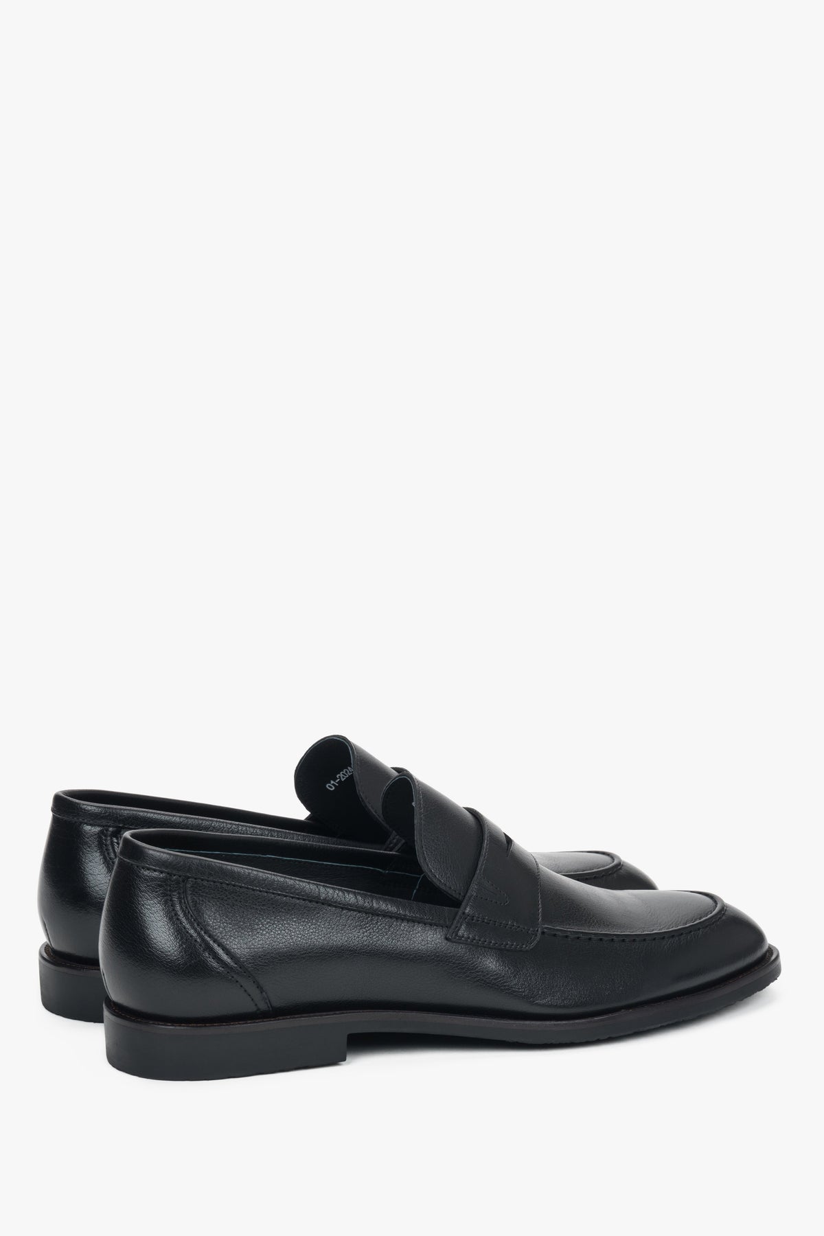 Made of genuine leather, black classic men’s loafers Estro.