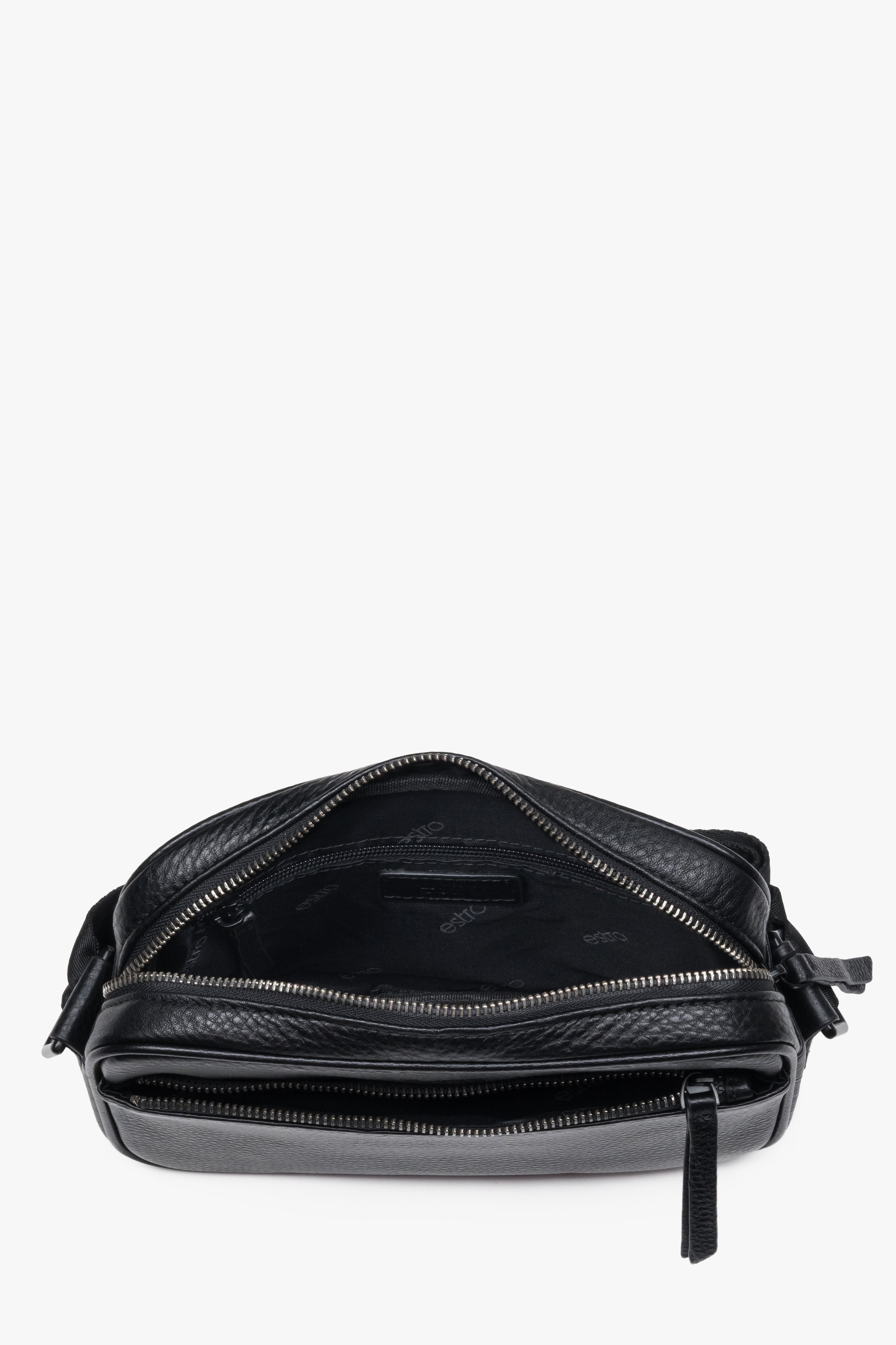 Men’s pouch bag Estro made of genuine pebbled leather in black.