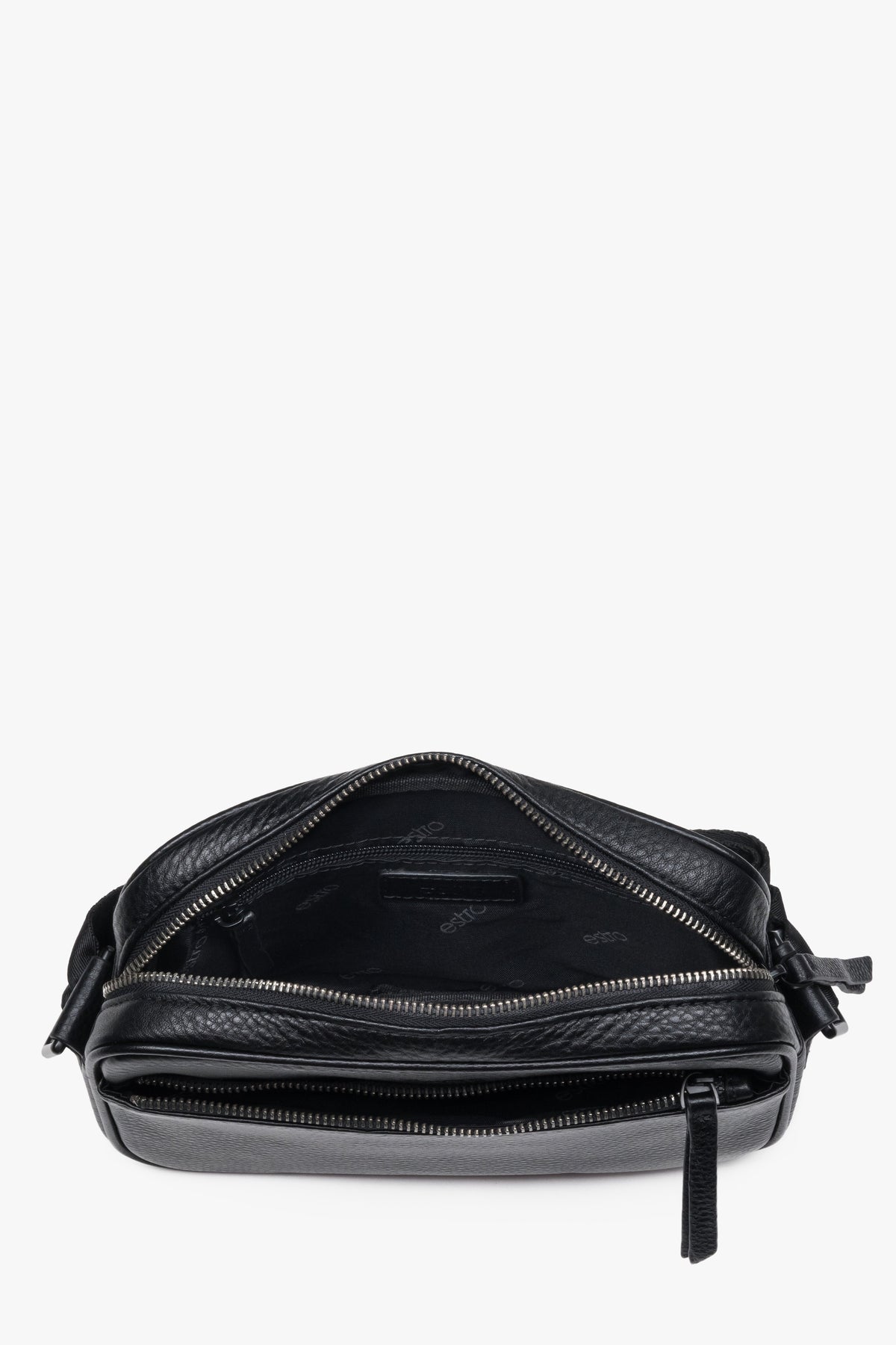 Men’s pouch bag Estro made of genuine pebbled leather in black.