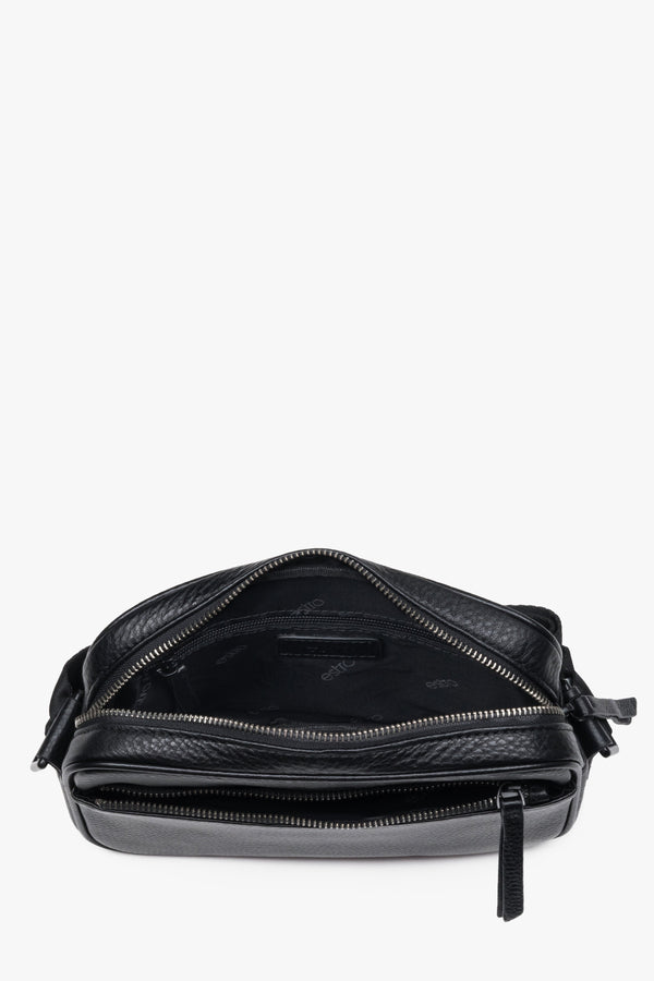 Men’s pouch bag Estro made of genuine pebbled leather in black.