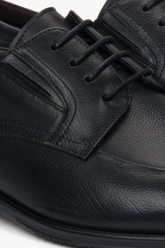 Black men's derby shoes by Estro, derby style, made of genuine leather – close-up on details.