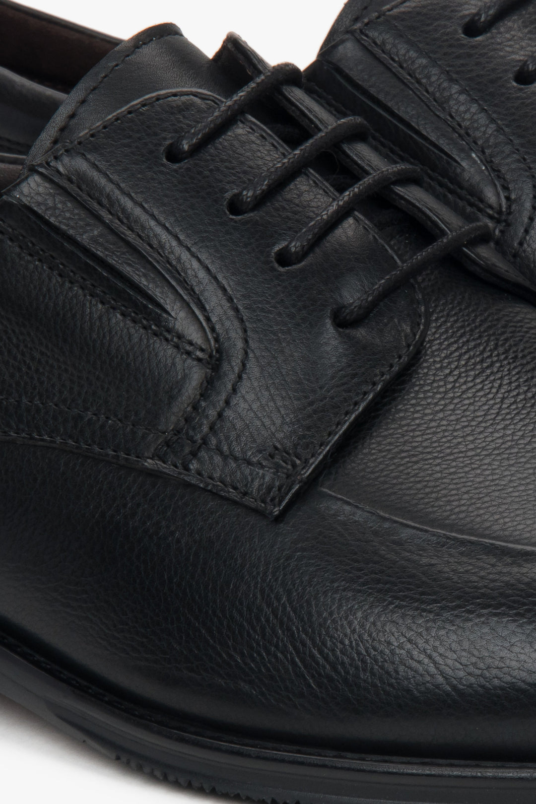 Black men's derby shoes by Estro, derby style, made of genuine leather – close-up on details.