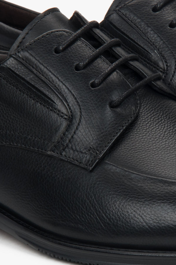 Black men's derby shoes by Estro, derby style, made of genuine leather – close-up on details.