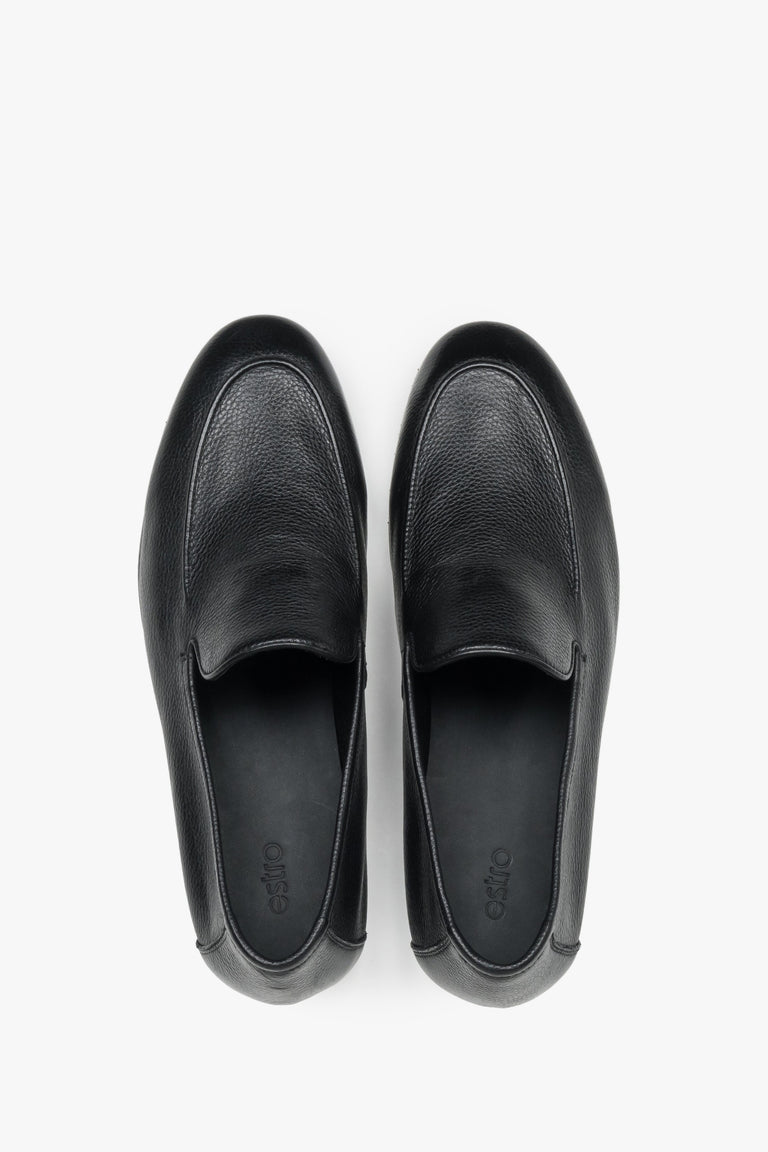 Formal men's loafers featuring a premium leather interior and rubber sole.