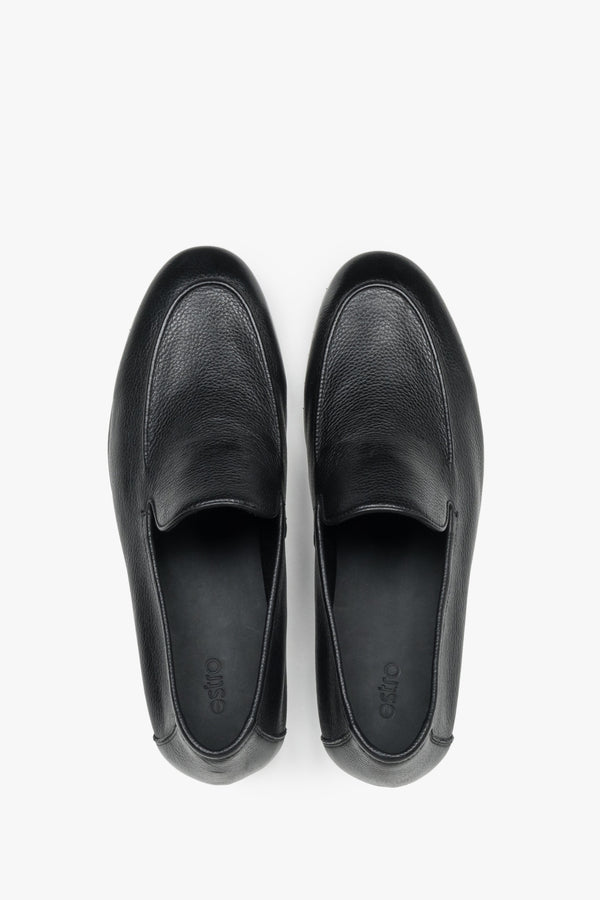 Formal men's loafers featuring a premium leather interior and rubber sole.