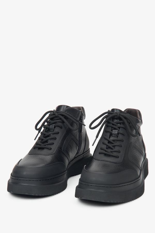 Genuine leather men’s ankle boots in black with cozy padding, designed by Estro - toeline.