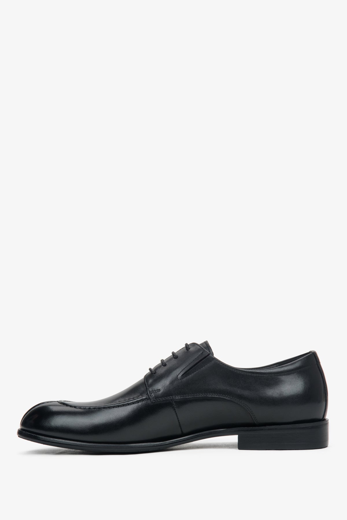 Elegant and durable, these men's derby shoes from Estro are crafted from 100% genuine leather for lasting comfort and refined style.