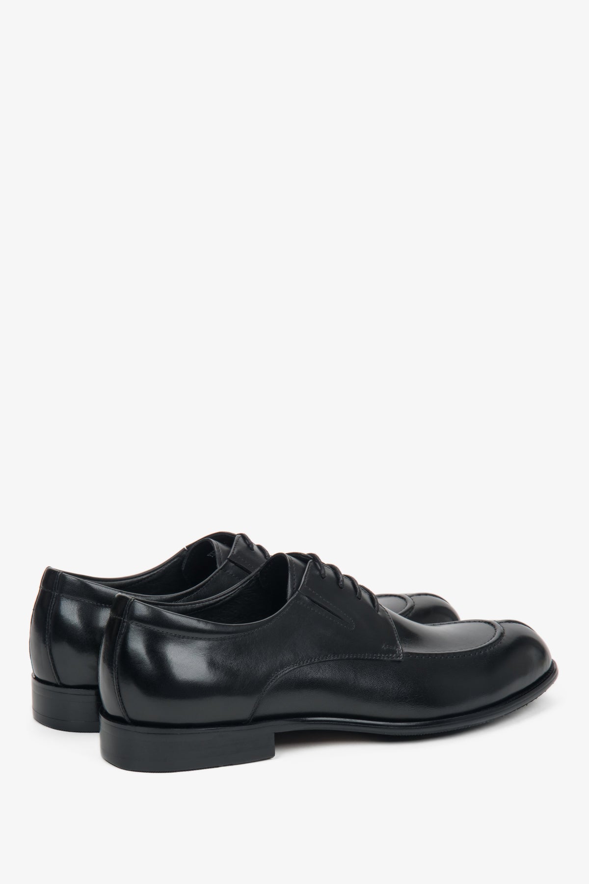 Premium craftsmanship meets versatility — Estro men's derby shoes made of genuine leather, designed for the autumn and spring seasons.