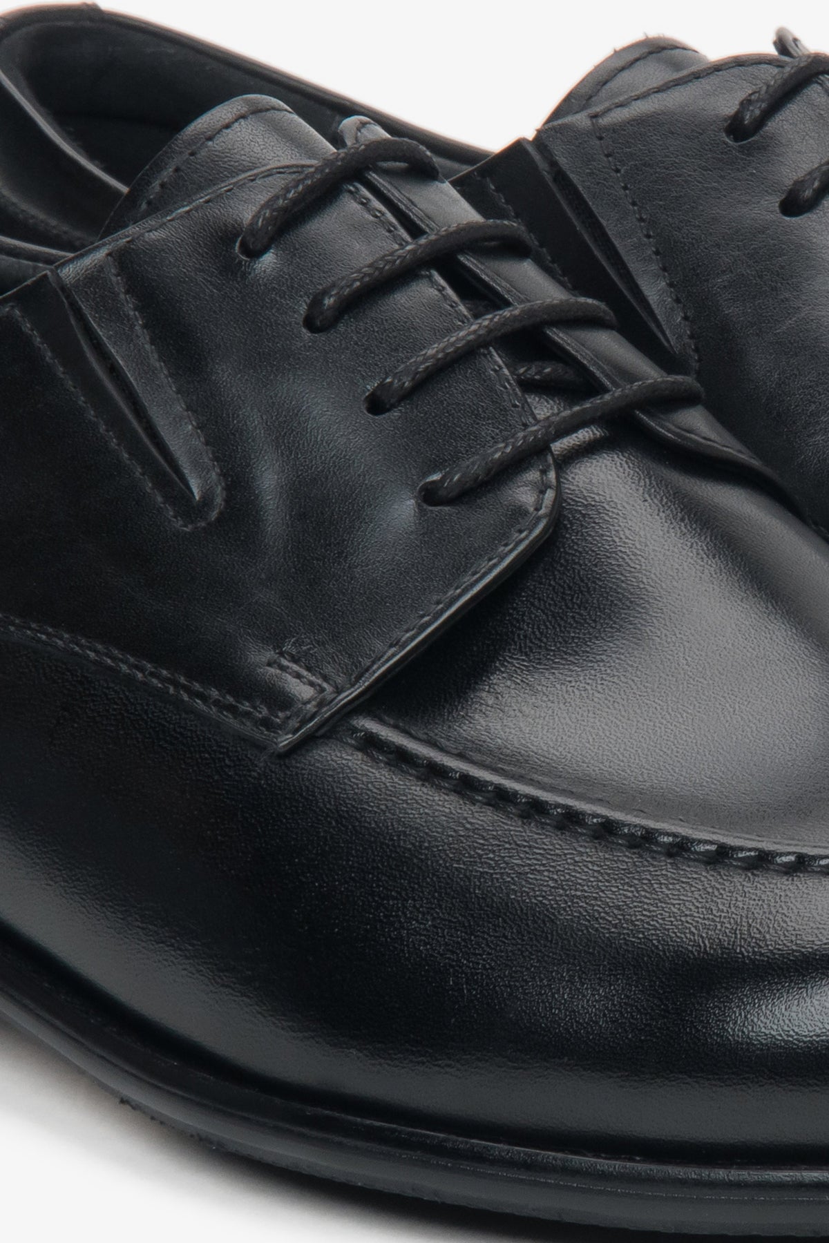 Stylish and comfortable men's black derby shoes from Estro, featuring a minimalist design and smooth leather finish for everyday elegance.