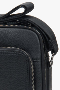 Black men’s Estro crossbody sling bag, made of genuine leather.