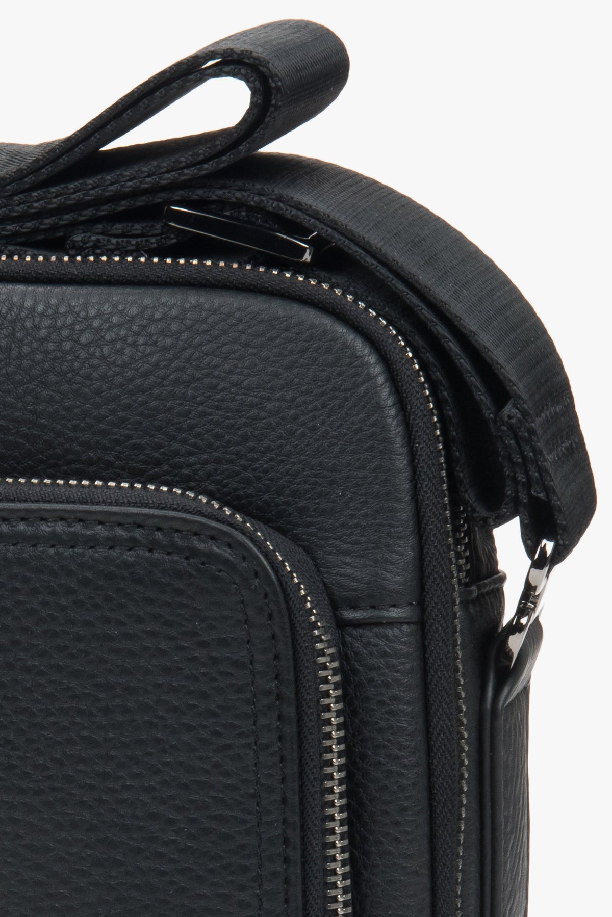 Black men’s Estro crossbody sling bag, made of genuine leather.