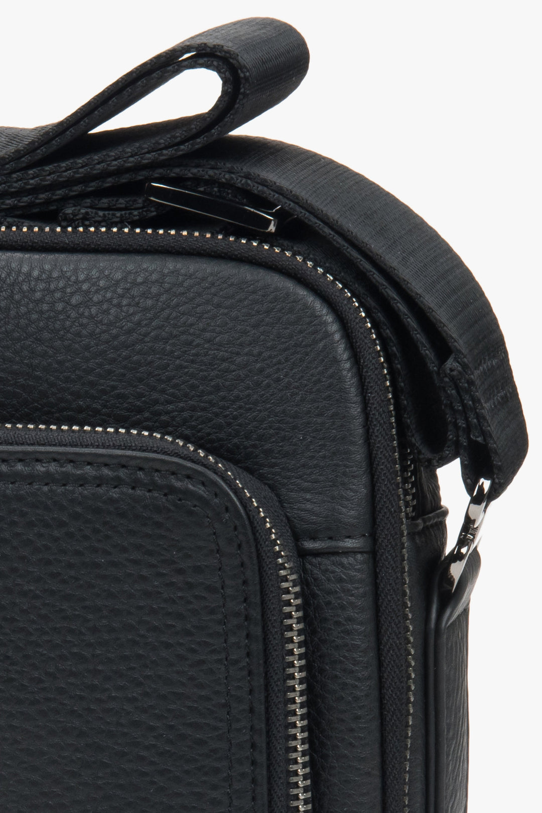 Black men’s Estro crossbody sling bag, made of genuine leather.