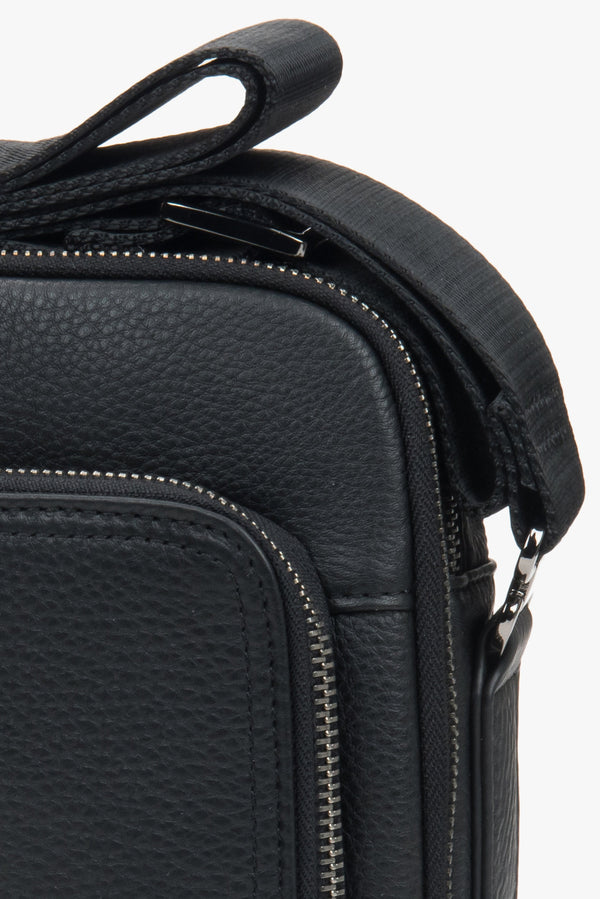 Black men’s Estro crossbody sling bag, made of genuine leather.
