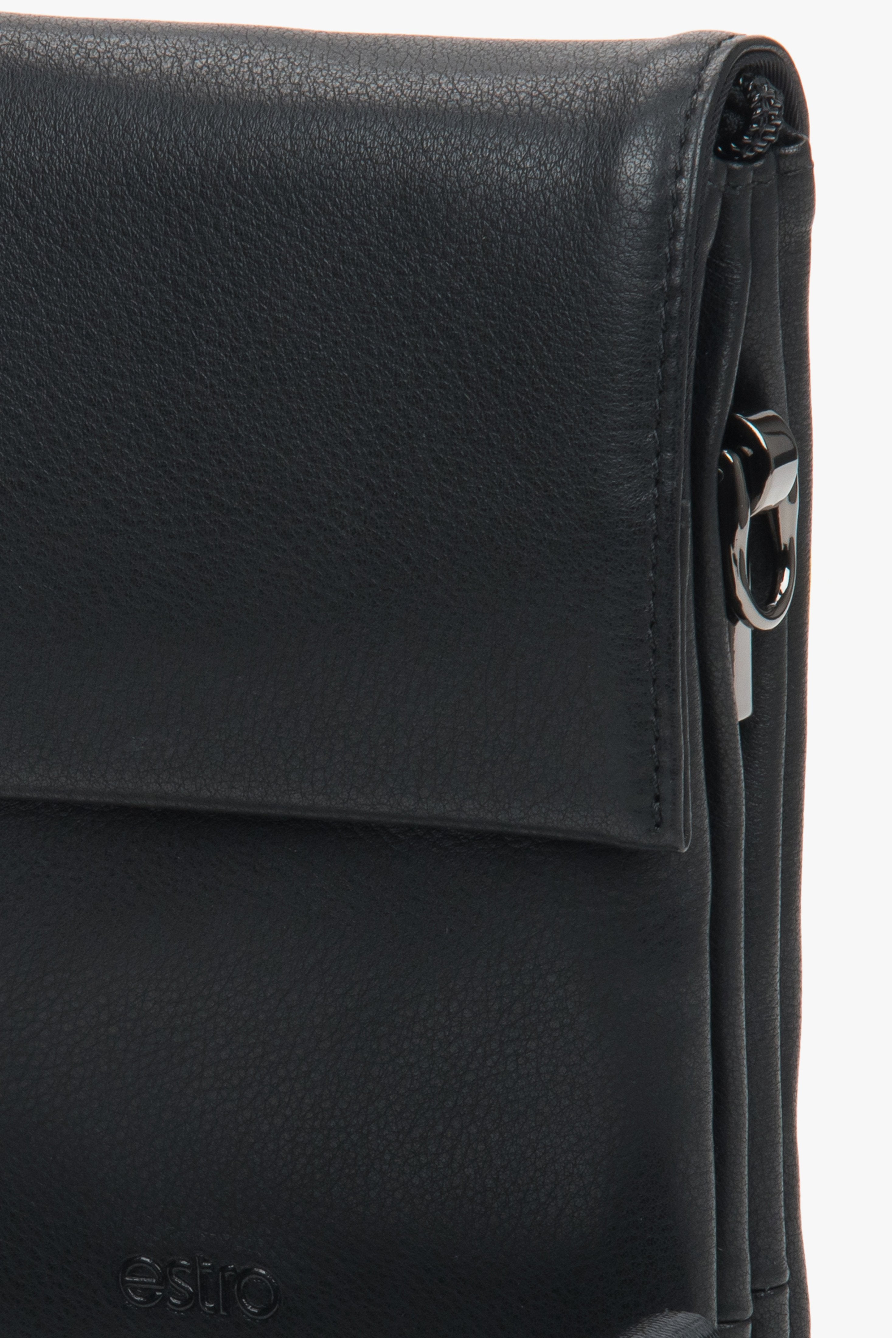 Black Estro tablet bag, made of genuine leather.