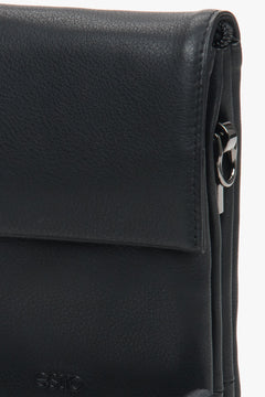 Black Estro tablet bag, made of genuine leather.