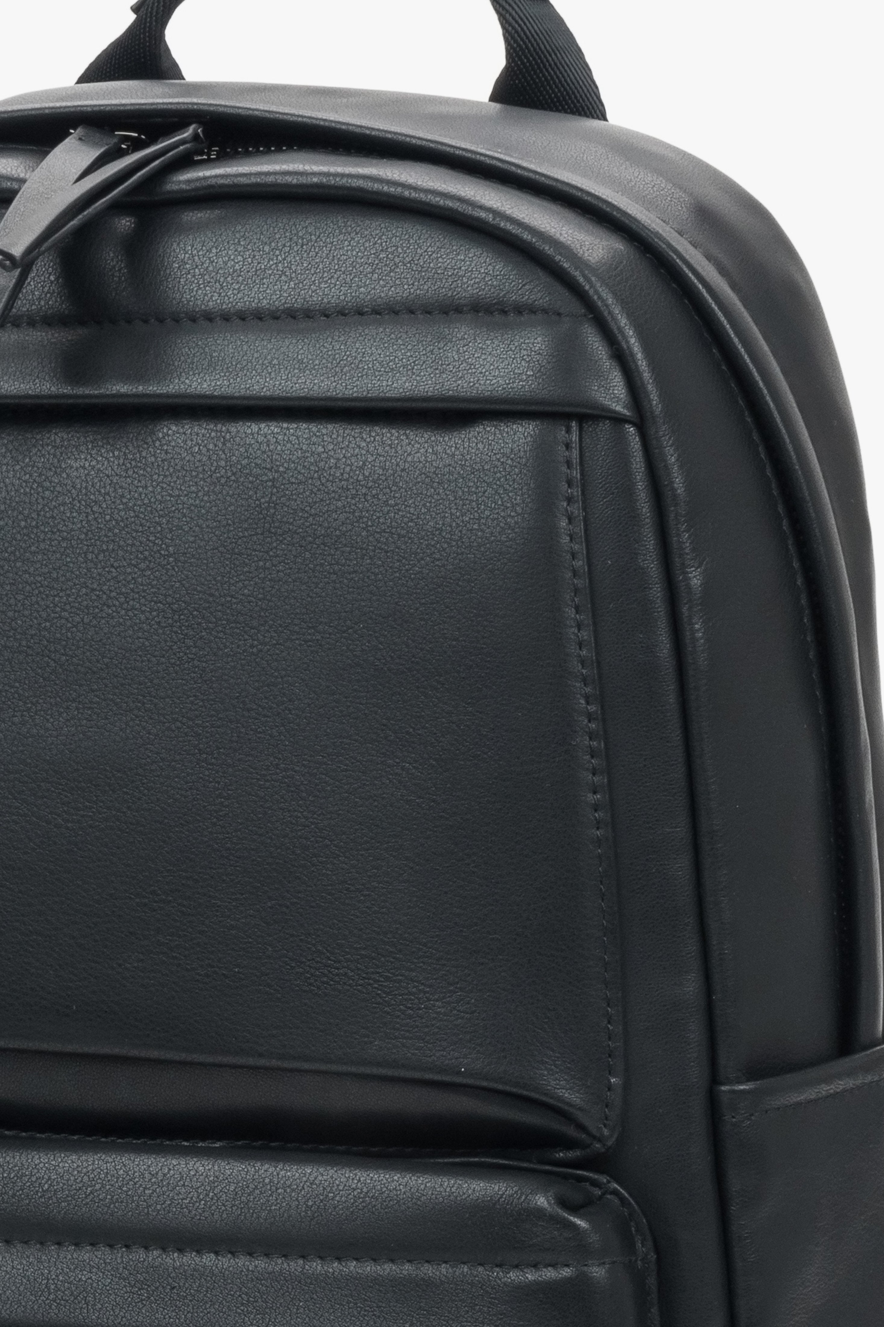 Black men’s city backpack Estro, made of genuine leather.