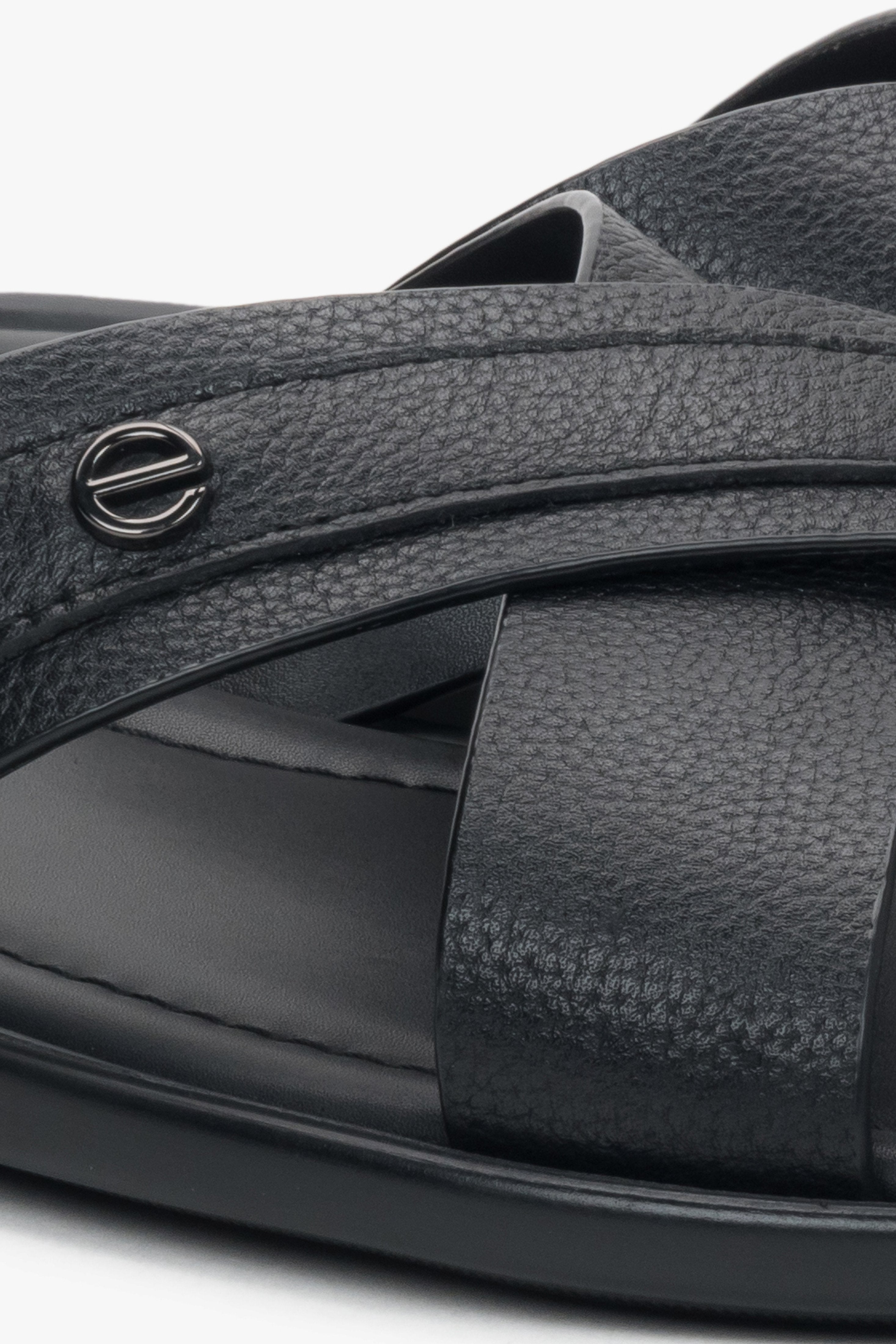 Stylish black leather slide sandals Estro, perfect for casual summer wear.