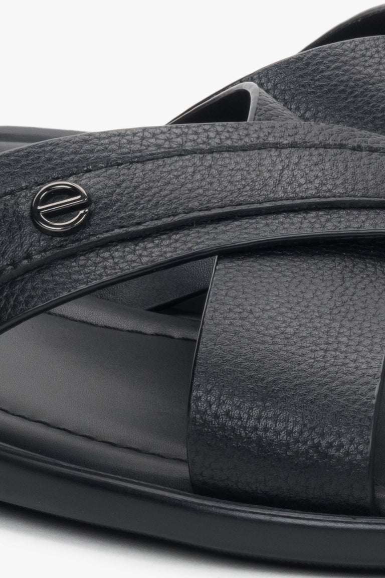 Stylish black leather slide sandals Estro, perfect for casual summer wear.