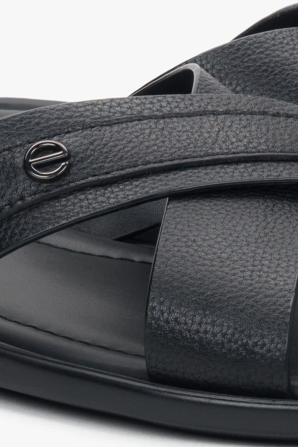 Stylish black leather slide sandals Estro, perfect for casual summer wear.