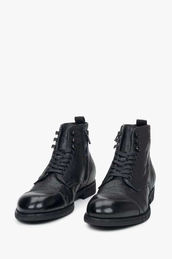 Black leather ankle boots for men with a laced-up design by Estro - a close-up on the shoe toeline.