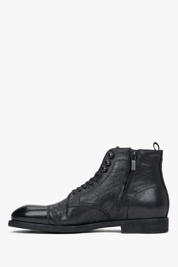 Estro’s men’s laced-up ankle boots in sleek black leather - shoe profile.