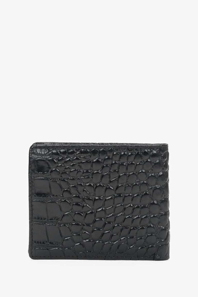 Men’s black leather wallet with crocodile-embossed pattern.
