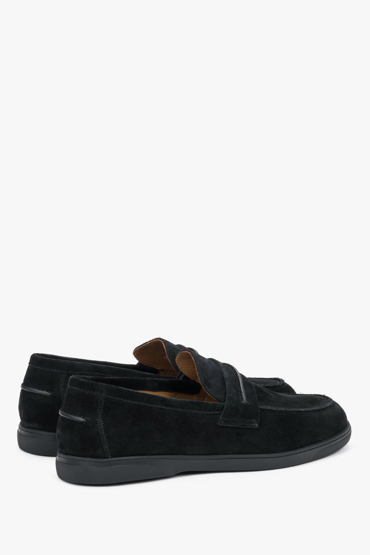 Stylish black loafers Estro designed for everyday comfort.