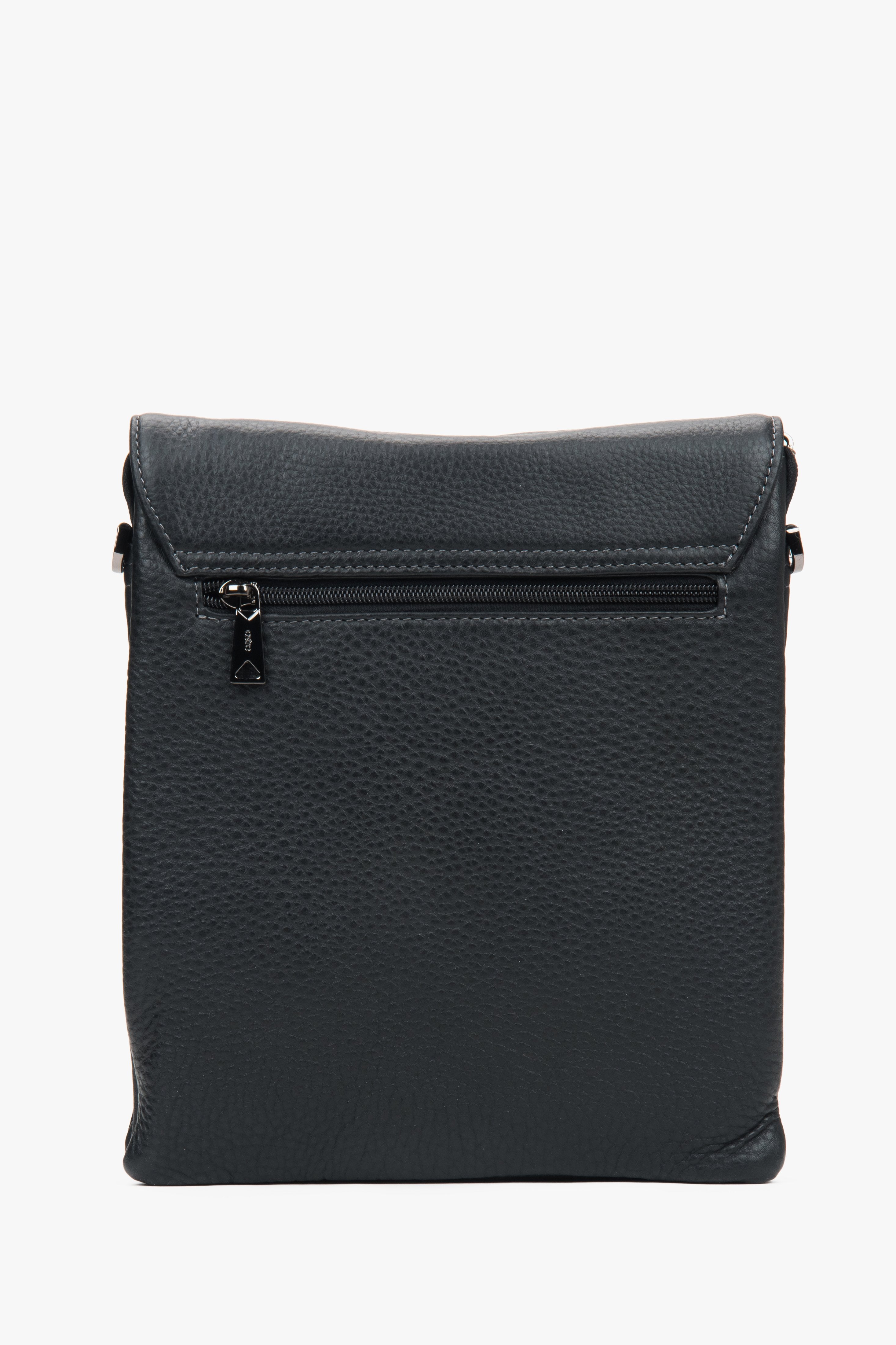 Estro – black pebbled genuine leather magnetic tablet bag.